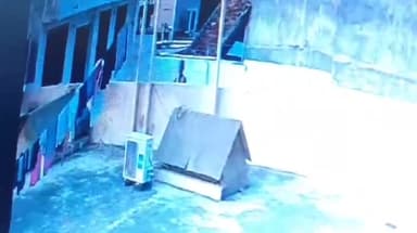 गोरखपुर: राजघाट थाना क्षेत्र के रकाबगंज में चोरी की नीयत से घर में घुसे चोर का सीसीटीवी वीडियो हुआ वायरल