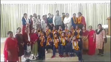 गोरखपुर: किक बॉक्सिंग प्रतियोगिता में विजयी छात्राओं का गंगोत्री देवी महिला महाविद्यालय में हुआ भव्य स्वागत