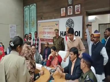 हरदोई: कलेक्ट्रेट सभागार में मंडलायुक्त के जनता दर्शन में अधिकारी सोते रहे तो कई मोबाइल में व्यस्त रहे