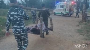 दंतेवाड़ा: तर्रेम में बीमार महिला को चारपाई स्ट्रेचर में लेकर  3 किलोमीटर चले CRPF जवान ,महिला को पहुंचाया अस्पताल