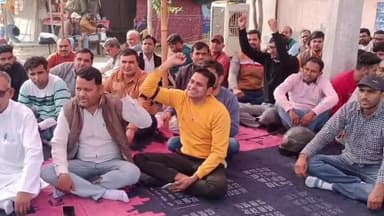 हिसार: लघु सचिवालय में लिपिक वर्ग ने काली पट्टी बांधकर किया प्रदर्शन, वेतन बढ़ोतरी की उठाई मांग