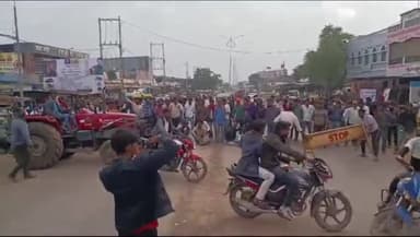 रायसेन: भोपाल मार्ग स्थित बस स्टैंड के पास किसानों ने किया चक्क जाम, धान के दाम कम होने पर जताई किसानों ने नाराज़गी