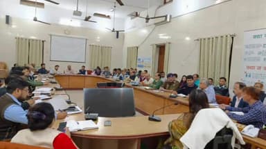 गोंडा: विकसित भारत संकल्प यात्रा को लेकर DMने अधिकारियो के साथ समीक्षा करते हुए कहा:सभी विभाग समन्वय बनाकर आयोजित करे कार्यक्रम