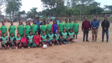 भरनो: प्रखंड क्षेत्र में जेंडर अभियान के तहत जेएसएलपीएस द्वारा महिलाओं के बीच फुटबॉल प्रतियोगिता का कराया आयोजन