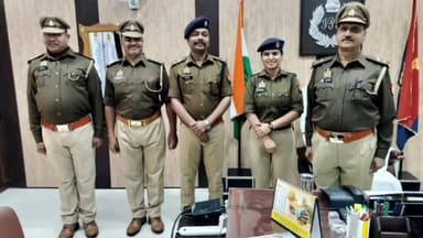 गोंडा: उप निरीक्षक से निरीक्षक पद पर पदोन्नति पाने वाले तीन पुलिसकर्मियों को एसपी व डिप्टी एसपी ने स्टार लगाकर दी