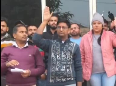 मोदीनगर: गोविंदपुरी स्थित ऑनलाइन स्टडी प्लेटफार्म एग्जामपुर में कार्यरत स्टाफ ने 3 माह से सैलरी नही मिलने पर किया प्रदर्शन