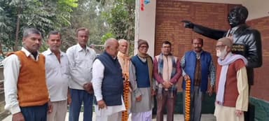 करपी: किंजर में समाजसेवियों ने माल्यार्पण कर मनाया बाबा साहब का महापरिनिर्वाण दिवस