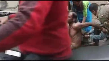 धनबाद/केंदुआडीह: शहर के राजकमल स्कूल के पास की सड़क पर अर्ध विक्षिप्त के साथ पुलिस ने की बर्बरता वायरल हुआ वीडियो