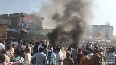 रानीवाड़ा: सुखदेव सिंह गोगामेड़ी की हत्या का विरोध, महाराणा प्रताप चौक पर करणी सेना सहित 36 कौमों ने टायर जलाकर किया प्रदर्शन