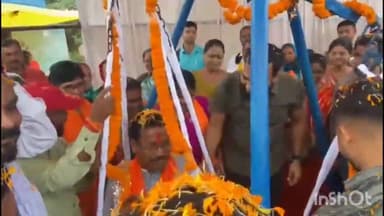 दंतेवाड़ा: टेकनार चौक में युवा मोर्चा ने नव निर्वाचित विधायक चैतराम अटामी को लड्डुओं से तौला,जेसीबी से की पुष्प वर्षा