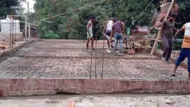 मंसूरचक: गोविंदपुर दो पंचायत में पंचायत भवन के निर्माणाधीन सभागार का निरीक्षण करने पहुंचे स्थानीय मुखिया