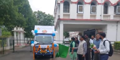 कांकेर: जिला कार्यालय में कलेक्टर ने फसल बीमा रथ को हरी झंडी दिखाकर किया रवाना