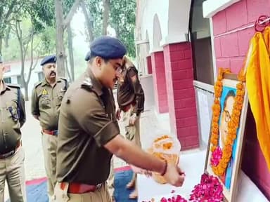 हरदोई: पुलिस ऑफिस में डा0 भीमराव अम्बेडक के परिनिर्वाण दिवस पर एसपी सहित अधिकारियों ने पुष्प अर्पित कर किया नमन
