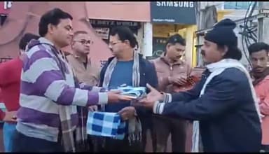 रायसेन: सांची मार्ग पर फोर्ट क्लब के सदस्यों ने की पहल,अखबार बांटने वाले हॉकरों को वितरित किए गर्म कपड़े पड़ रही कड़ाके की ठंड