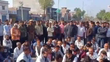 आहोर: सुखदेव सिंह गोगामेडी हत्या प्रकरण को लेकर आहोर मुख्यालय पर कार्यकर्ताओं ने रैली निकालकर रोड पर बैठकर किया धरना प्रदर्शन