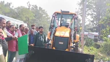 बलरामपुर समाचार नगर पालिका परिषद बलरामपुर ने खरीदे वाहन नगर पालिका परिषद के अध्यक्ष डॉ धीरेंद्र प्रताप सिंह धीरू ने दिखाई हरी झंडी यह बात लग रही की भारी  अ व्यवस्थाओं के बीच में निपट कार्यक्रम जिला मीडिया प्रभारी देवेंद्सिंह डीपी गौरव मिश्र