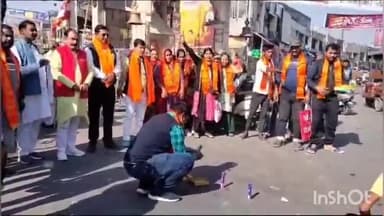 मुज़फ्फरनगर: अंतर्राष्ट्रीय हिंदू परिषद एवं बजरंग दल के कार्यकर्ताओं के द्वारा शिव चौक पर मिठाई खिलाकर एवं आतिशबाजी कर मनाया शौर्य दि