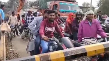 गोंडा: महादेवा घोसियाना रेलवे क्रॉसिंग पर घंटों तक फंसी रही गर्भवती महिला की एंबुलेंस, राहगीर बोले आये दिन लगता है जाम