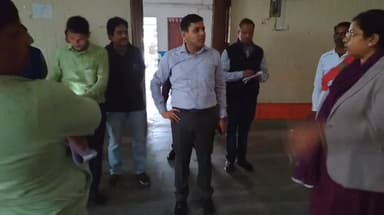 बक्सर: बदलेगी नगर भवन की सूरत, जिला पदाधिकारी ने अधिकारियों संग बैठक के बाद किया निरीक्षण