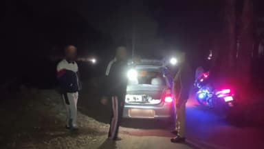 गढ़मुक्तेश्वर: गढ़ सर्किल के तीनों थाना क्षेत्र में पुलिस ने वाहनों की ली तलाशी, सुरक्षा के मद्देनज़र थाना प्रभारी सड़कों पर आए नजर