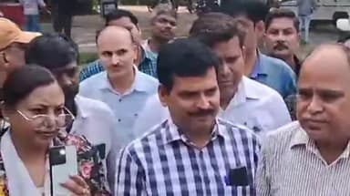 करछना: शुआट्स एग्रीकल्चर यूनिवर्सिटी में वेतन भुगतान की मांग को लेकर कर्मचारियों ने किया जमकर हंगामा