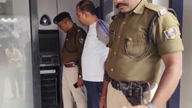 मोतिहारी: बेनीपुरी चौक पर एसबीआई के एटीएम से एटीएम काटकर 56 हजार रुपये की हुयी चोरी