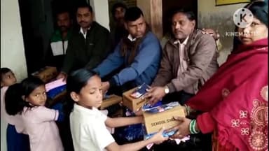 बिश्रामपुर: बघमनवा में 39 छात्र छत्राओ के बीच मुखिया के नेतृत्व में विद्यालय प्रबंधन ने  किया ड्रेस व गर्म कपड़े वितरण