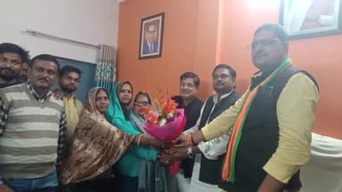 करछना: चाका ब्लॉक मुख्यालय कार्यालय में ब्लॉक प्रमुख तथा भाजपा नेता द्वारा राम मंदिर सहित विभिन्न मुद्दों पर की गई चर्चा