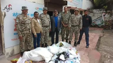 एत्मादपुर: परिर्वतन दल द्वारा टेड़ी बगिया व नुनिहाई में अवैध पॉलीथिन के खिलाफ चलाया गया जब्तीकरण अभियान,15 किलो अवैध पॉलीथिन जब्त।