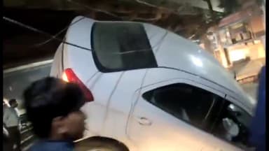 गाज़ियाबाद: भाटिया मोड़ फ्लावर पर तेज रफ्तार कार अनियंत्रित होकर ग्रिलिंग तोड़ते हुए नीचे आ गिरी,कार सवार को अस्पताल में कराया भर्ती