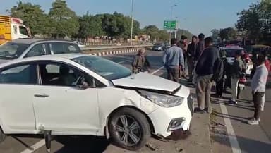 पंचकूला: सेक्टर 1 ओल्ड पंचकूला लाइट प्वाइंट के पास हादसा ग्रस्त हुई कार,हादसे में घायल लोगो को अस्पताल में करवाया भर्ती
