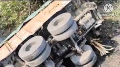 सिंगरौली: गोरबी मोरवा मार्ग पर परेवा नाला पुलिया से नीचे सीमेंट लोड ट्रक गिरा, मौके पर पुलिस मौजूद