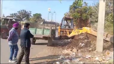 जगाधरी: पोटा रोड पर औचक निरीक्षण के दौरान कमिश्नर को सड़क के किनारे मिली गंदगी तो मौके पर जेसीबी बुलाकर कराई सफाई