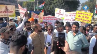 करनाल: एनडीआरआई चौक पर शहर के नागरिकों की वॉक के लिए एनडीआरआई का गेट खोले जाने की मांग को लेकर कांग्रेसी नेता ने किया प्रदर्शन