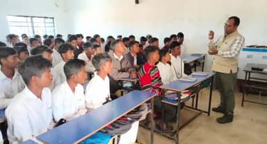 भरनो: शिक्षा कर भेंट कार्यक्रम के तहत सीओ व वीडियो ने प्रखंड के स्कूलों में पहुंच विद्यार्थियों को पढ़ाया पाठ