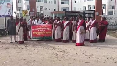 सोनभद्र बंशी सुर्यपुर: बंशी प्रखंड कार्यालय के मुख्य द्वार पर हड़ताली आंगनवाड़ी सेविका सहायिकाओं ने किया प्रदर्शन