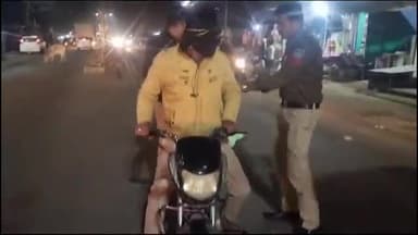 देवेंद्रनगर: पन्ना-सतना मार्ग मे पुलिस ने की अवैध शराब परिवहन पर कार्यवाही तीन पेटी देशी मसाला शराब एवं एक बिना नंबर की बाइक की जप्त।