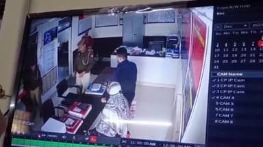 पासपोर्ट वेरिफिकेशन कराने थाने गई महिला के माथे में लगी पुलिस की गोली, अलीगढ़ में मचा हड़कंप,हालत..