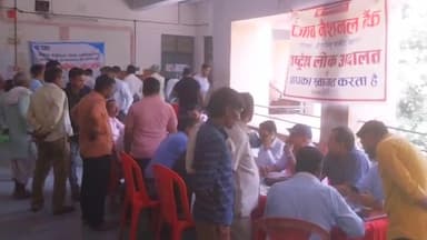 बहराइच: दीवानी न्यायालय में आयोजित राष्ट्रीय लोक अदालत में वादों के निस्तारण के लिए सुबह से ही जुटी वादकरियो की भारी भीड़