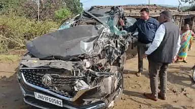 सिमडेगा: सिमडेगा-राउरकेला मुख्य पथ पर माही पानी के पास तेज रफ्तार कार खड़े ट्रेलर से टकराई, इलाज के दौरान कार सवार की हुई मौत