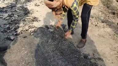 किशनी: हिम्मतपुर गांव में सड़क निर्माण में अनियमितता को लेकर पीडब्ल्यूडी विभाग और ठेकेदार पर मनमानी का ग्रामीणों ने लगाया आरोप