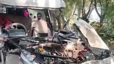 हिसार: कालीरावण गांव के पास सड़क हादसे में 3 लोगों की मौत,4 युवक हुए घायल,हिसार के निजी अस्पताल में भर्ती, बारात से लौट रहे थे