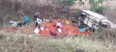 बसना: NH-53 पर नारायणपुर के पास टमाटर से भरा पिकअप अनियंत्रित होकर सड़क किनारे पलटा, उपचार के दौरान चालक की हुई मौत