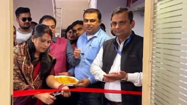 मोतिहारी: शहर के HDFC बैंक के परिसर में रक्तदान शिविर का हुआ आयोजन, मेयर प्रीति कुमारी सहित अन्य ने दीप प्रज्वलित कर किया उद्घाटन