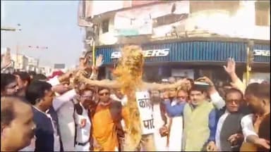 गोरखपुर: भाजपा गोरखपुर के कार्यकर्ताओं ने कचहरी चौक पर कांग्रेस पार्टी का फूंका पुतला क्षेत्रीय अध्यक्ष ने दी जानकारी