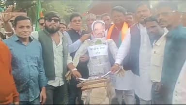 सिहोरा: पुराने बस स्टैंड पर कांग्रेस नेता धीरज साहू के भ्रष्टाचार के विरोध में भाजपा नेताओं ने किया पुतला दहन