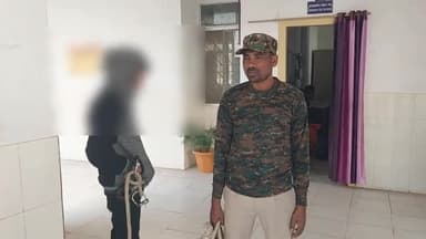 सिमडेगा: सिमडेगा के जूता दुकान में चोरी के मामले में सिमडेगा पुलिस ने कुल्लूकेरा गांव के युवक को गिरफ्तार कर भेजा जेल