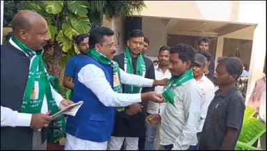 सिमडेगा: पूर्व मंत्री एनोस एक्का के सिमडेगा आवास में सैकड़ो कार्यकताओं ने थामा झारखंड पार्टी का दामन