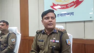 हज़ारीबाग: हजारीबाग में विभिन्न कंपनियों के सिम एटीएम पासबुक वाई-फाई  के साथ पुलिस ने साइबर क्राइम करने वाले चार आरोपियों गिरफ्तार