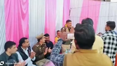 एत्मादपुर: पशुपालक की हुई हत्या का 48 घंटे के अंदर अनावरण करने वाली पुलिस टीम को भगवती बाग में क्षेत्रीय लोगों ने किया सम्मानित